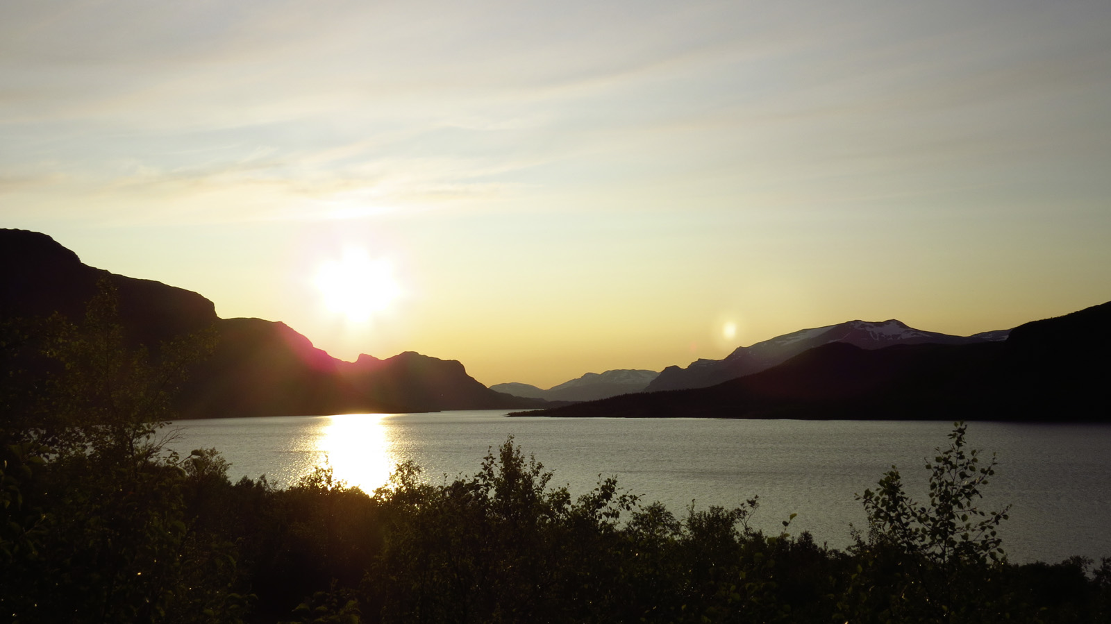 Abendstimmung am Kungsleden in Nordschweden Panorama eines Sees mit Bergen bei Sonnenuntergang