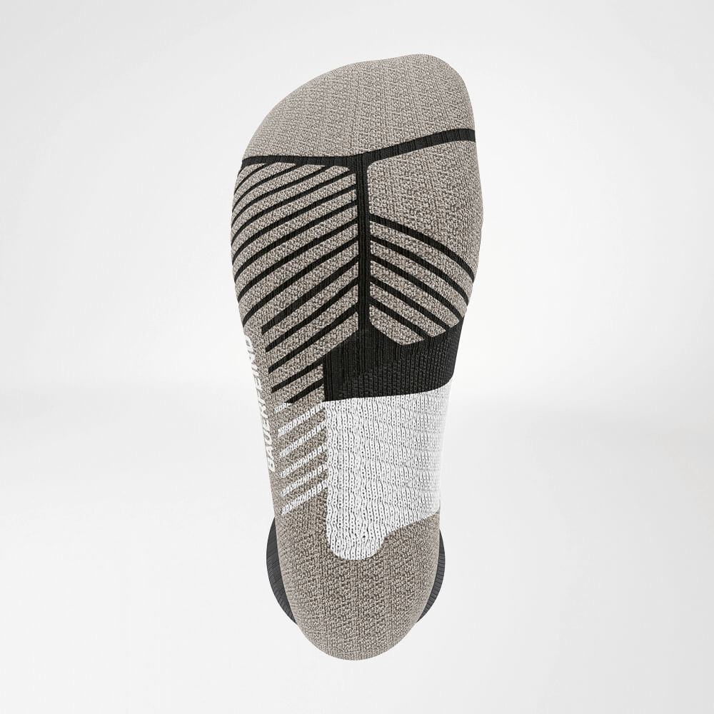 Ansicht von unten - Detailansicht der Relief Sole der Trailrun - Laufsocken schwarz-weiss