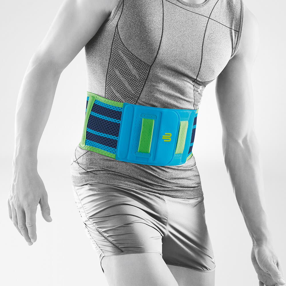 Vorderansicht einer rivera farbenen Sportbandage für den Rücken an einem stilisierten grauen Körper