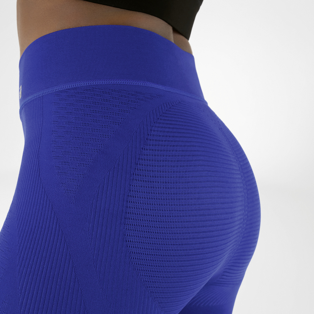 Taillen-Ausschnitt eines Bildes, auf dem eine Frau eine marineblaue High Waist Kompressionshose trägt