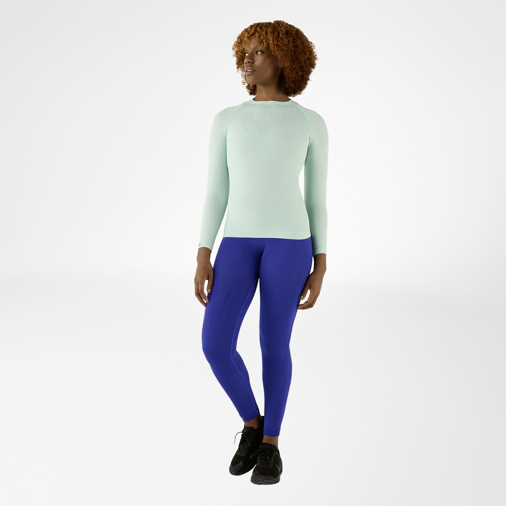 Frau in blauem, eng anliegendem Langarmshirt und blauer Kompressionshose, Vorderansicht