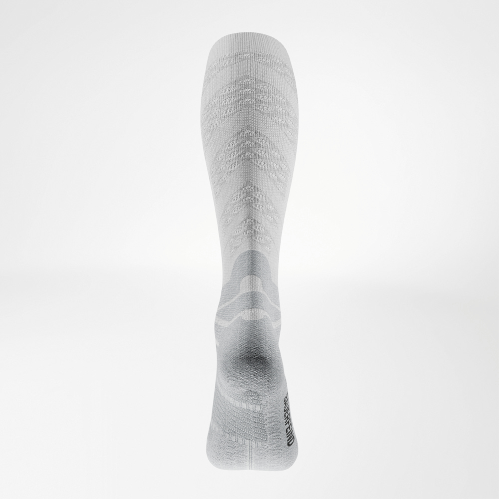 Rückansicht der weißen Run Performance Socks Long mit markanter Wadenstruktur und eingestricktem Bauerfeind-Schriftzug an der Ferse.