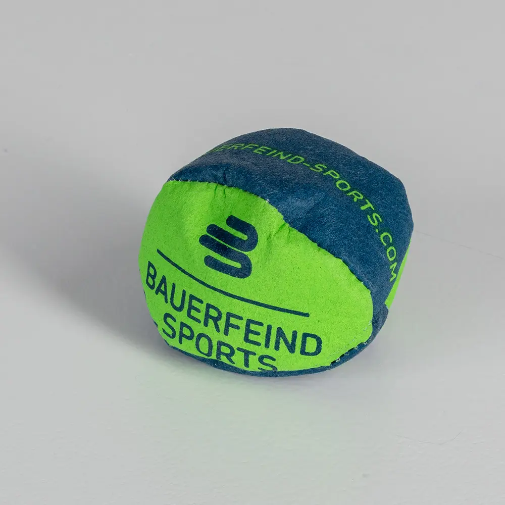 Kleiner Ball im Studio Studioaufnahme eines kleinen Bauerfeind Sports Balls, leuchtend grün und blau.