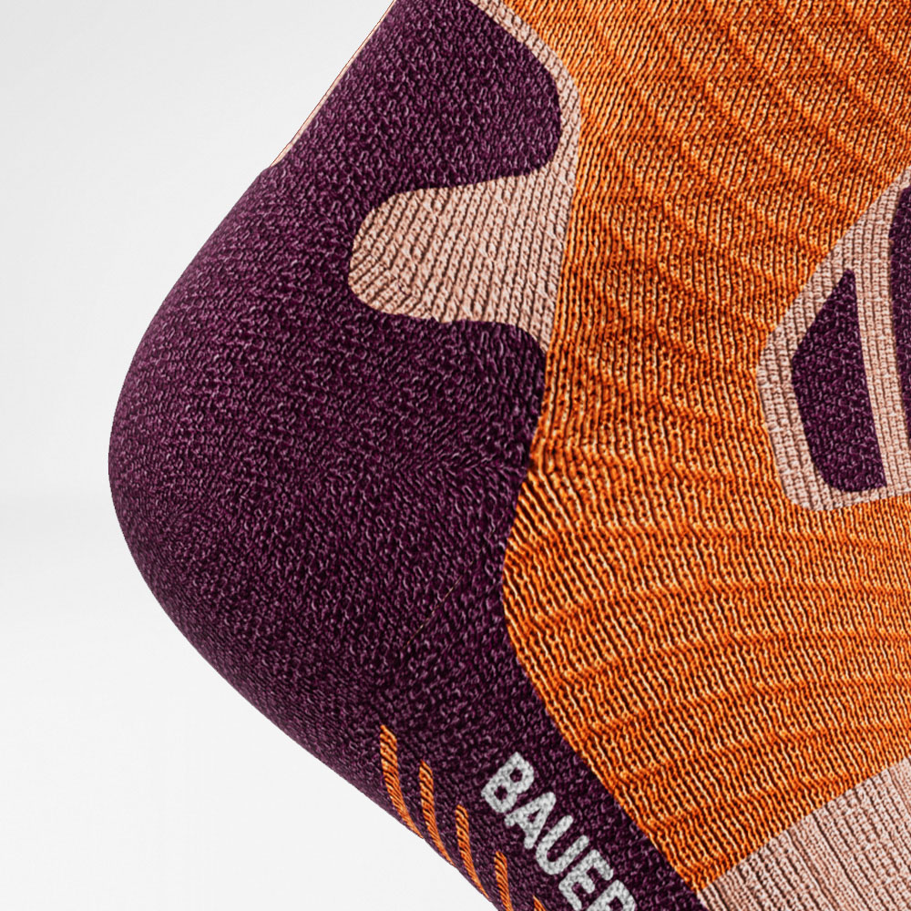 Mittellange Trailrun-Laufsocken lila-orange Detail Heel Protection Detailaufnahme Fersenschutzzone der lila-orangen mittellangen Trailrun - Laufsocken