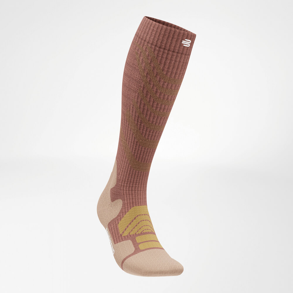 Schrägansicht der Merino Outdoor Socks von vorne links. Die innovative Kombination aus Merinowolle und ergonomischem Design zeigt sich perfekt für intensive Outdoor-Abenteuer.