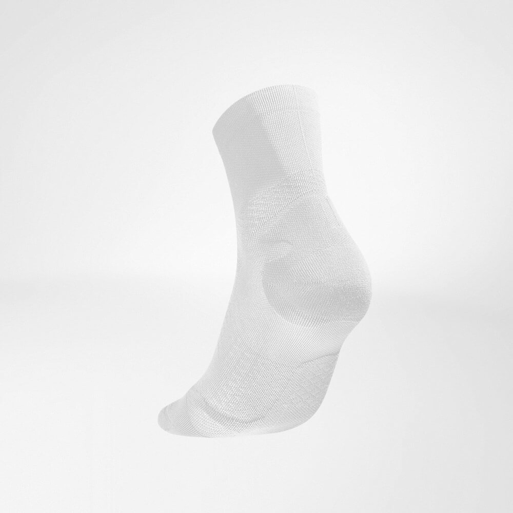 Mittellange Sportsocken ultraleicht weiß Hinteransicht schräg Seitliche Rückansicht der weißen mittellangen luftig gestrickten Laufsocken