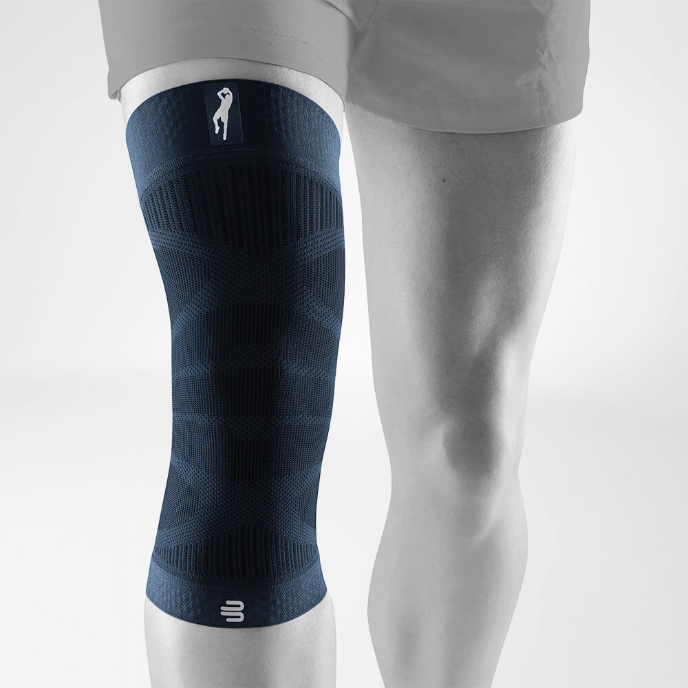 Komplette Frontansicht der Knee Sleeves Dirk Nowitzki Edition am stilisierten grauen Körper
