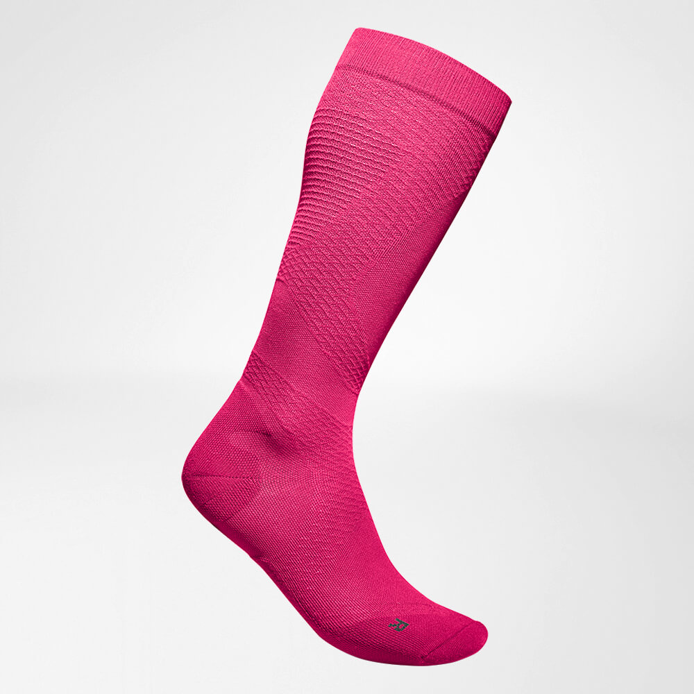 Seitliche Komplettansicht des pinken	 luftig gestrickten Kompressionsstsocksfes zum Laufen 