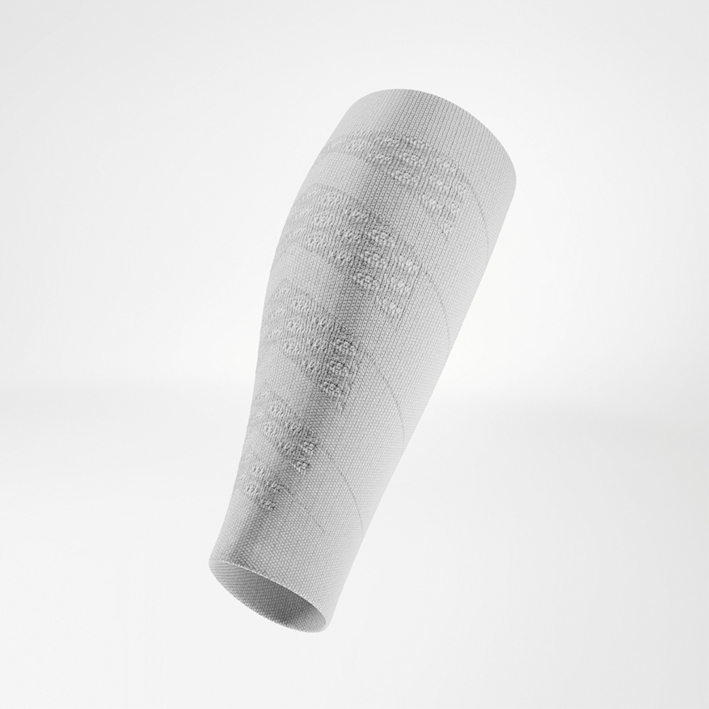 Weißer Compression Sleeve für die Wade in seitlicher Ansicht, die fein gestrickte Struktur und die elastische Passform sind deutlich sichtbar, sorgt für Stabilität und Energie beim Laufen.