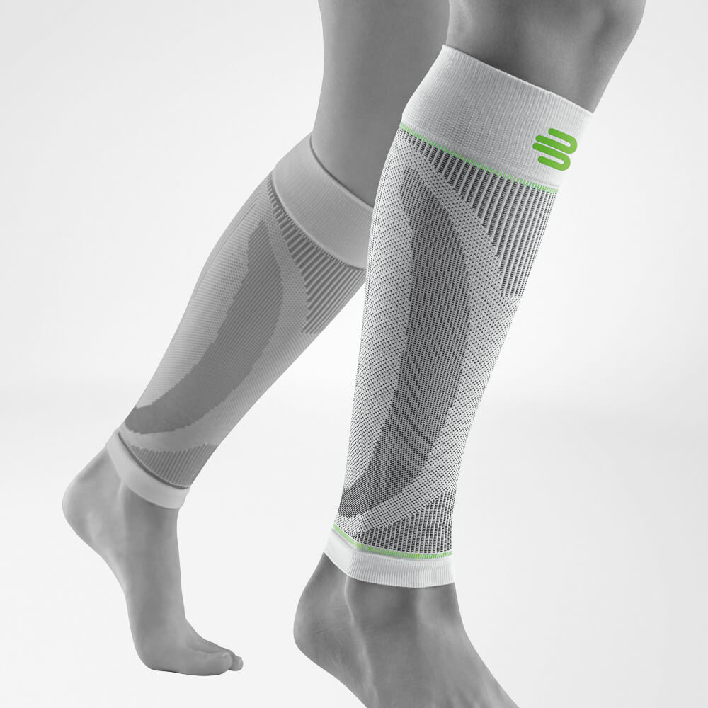 Waden Sleeves weiß Vorderseite schräg Komplettansicht der weißen Unterschenkel Sport Sleeves am stilisierten grauen Bein