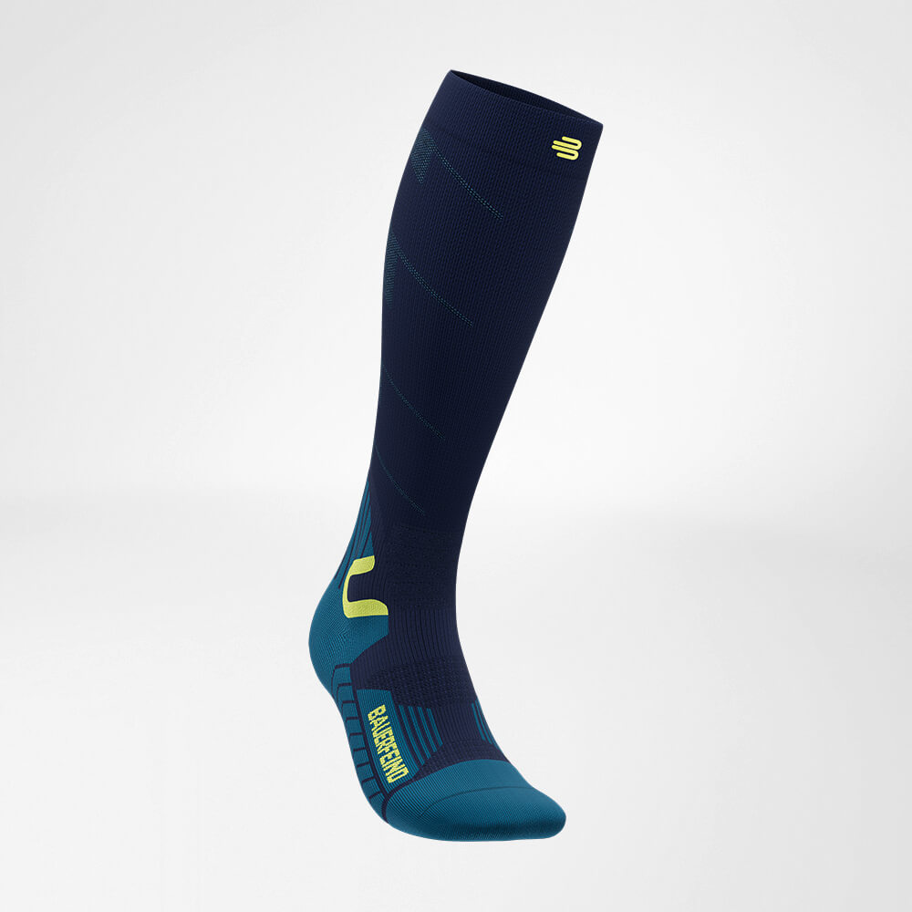 Seitliche Vorderansicht des blauen Sportsocken für Ski Touring mit Merinowolle