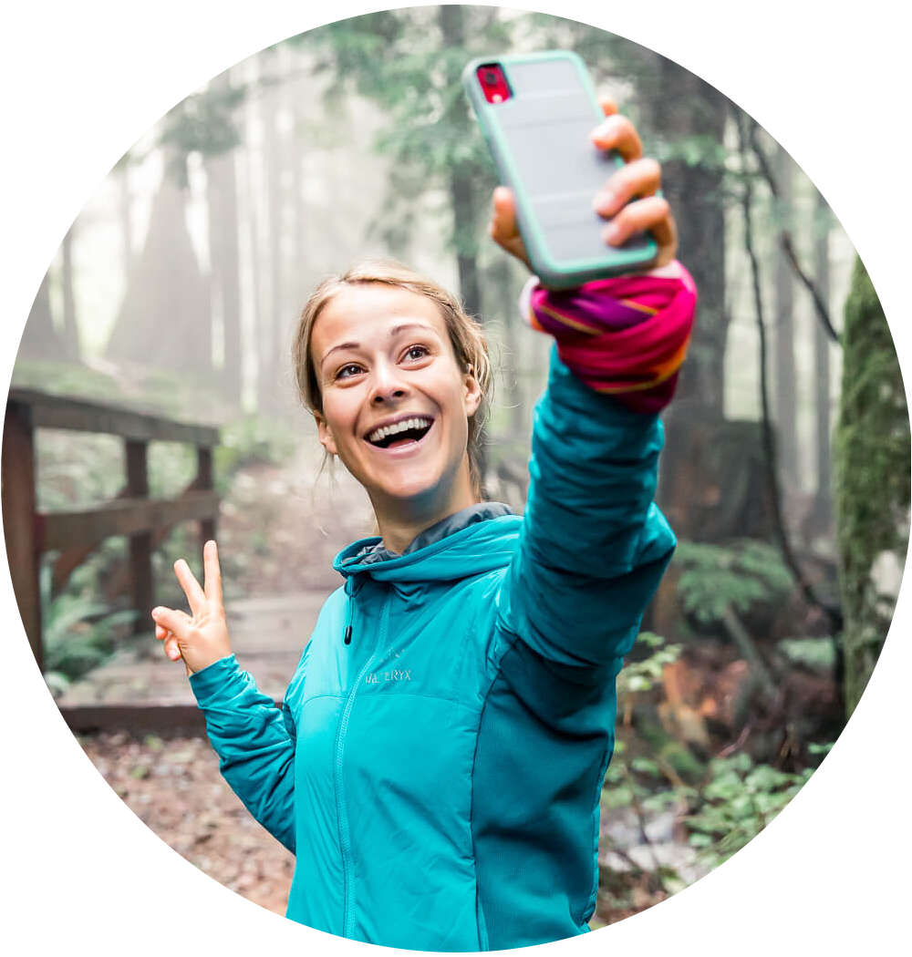 Outdoor-Influencerin Hailey van Dyk Kreisrundes Bild von Influencerin Hailey van Dyk bei einem Selfie im Wald