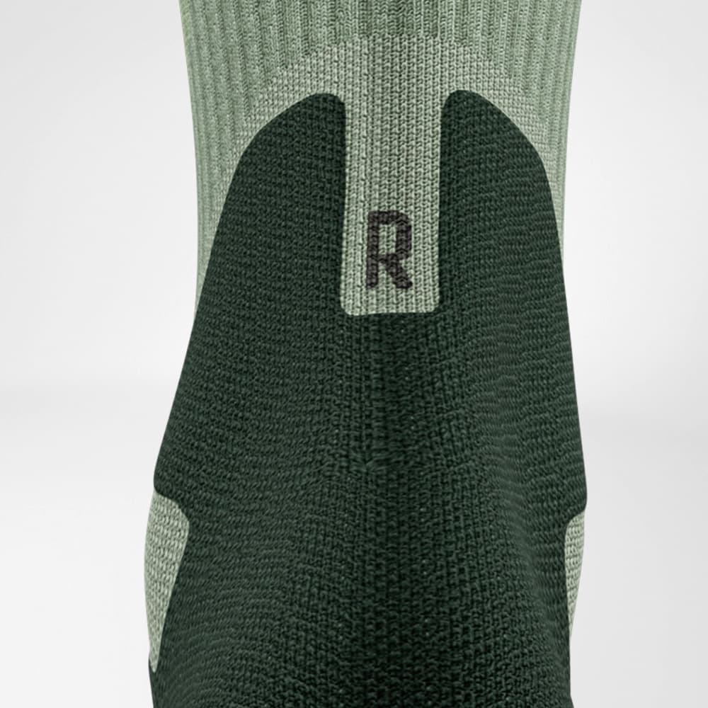 Detailaufnahme der Merino Outdoor Socks in der Rückansicht. Die nahtlose Verarbeitung und die gezielte Polsterung der Achillessehne bieten Komfort und Schutz für lange Outdoor-Einsätze.