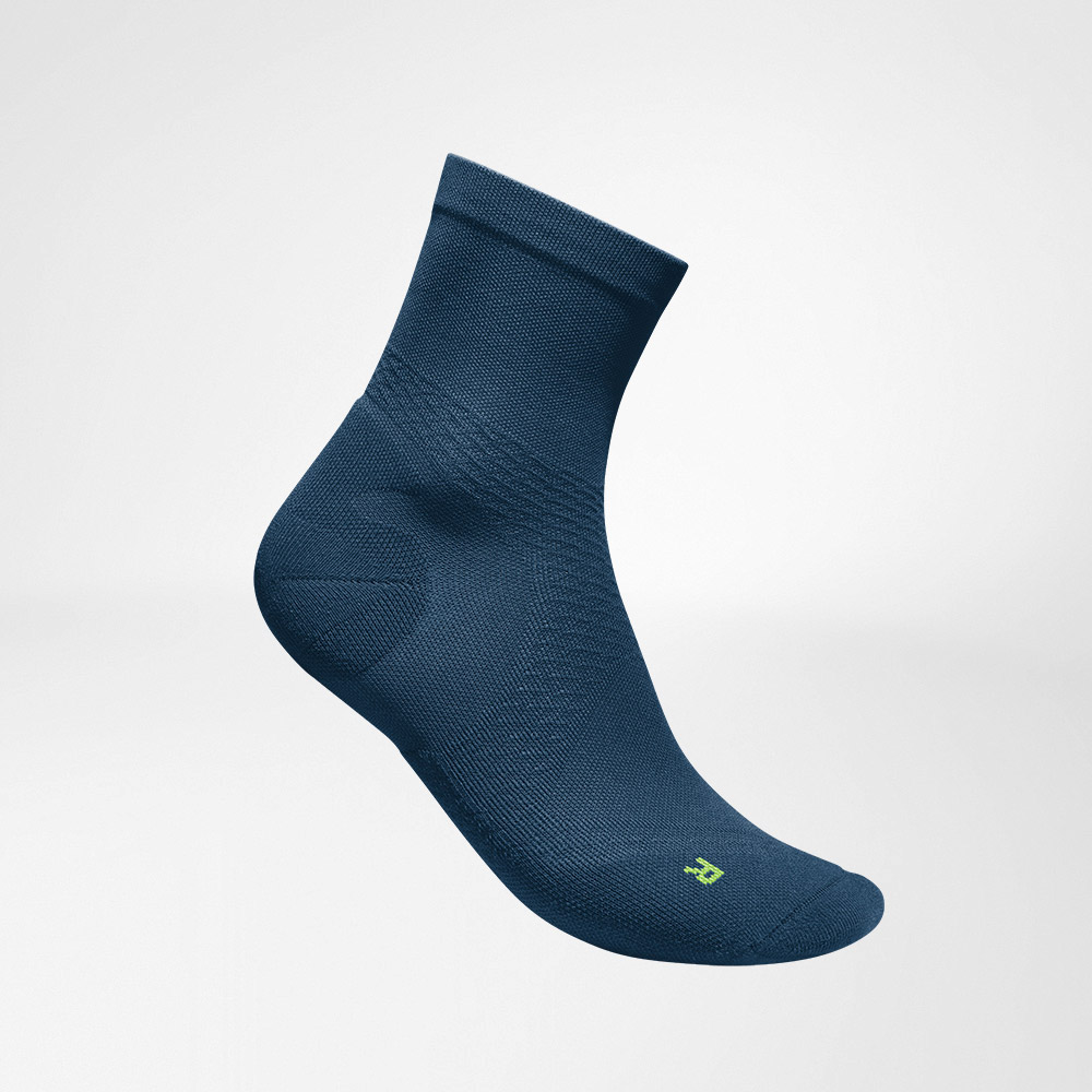 Mittellange Sportsocken ultraleicht navy Seitenansicht Seitliche Komplettansicht der dukelblauen mittellangen luftig gestrickten Laufsocken