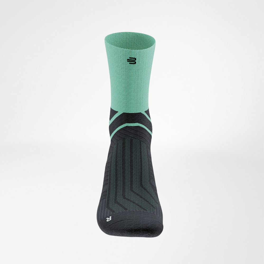 Vorderansicht der Run Performance Midcut Socks in Mintgrün, mit schwarzem Fußbereich und markanten Funktionszonen für Laufkomfort und Stabilität.