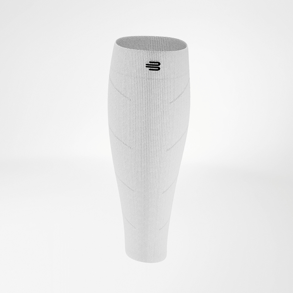 Weißer Compression Sleeve in schräger Ansicht, die konturierte Form passt sich der Wade optimal an, für Unterstützung und dynamische Bewegungen.