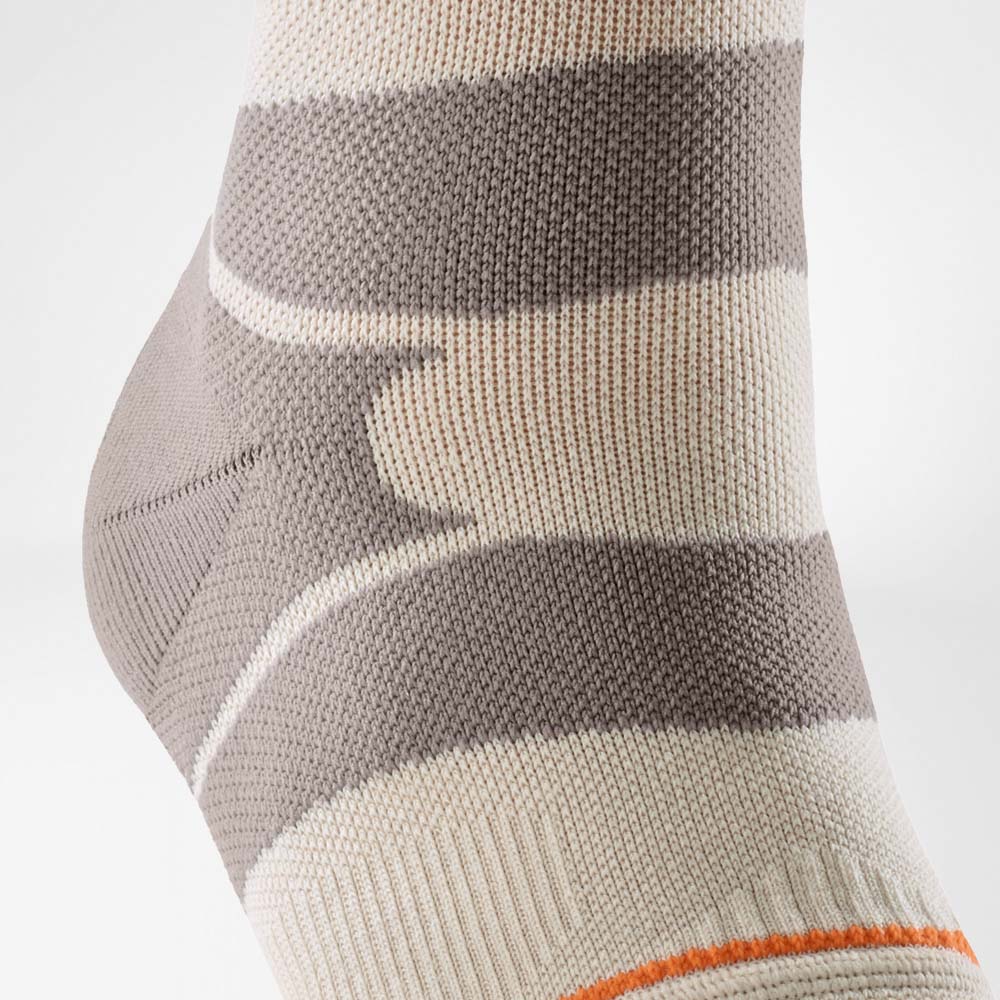Detailansicht der Outdoor Compression Ankle Support in der Farbe Sandstone. Die Knöchelbandage zeigt die seitliche Stabilisierungszone und die differenzierte Strickstruktur, die den Knöchel beim Wandern unterstützt