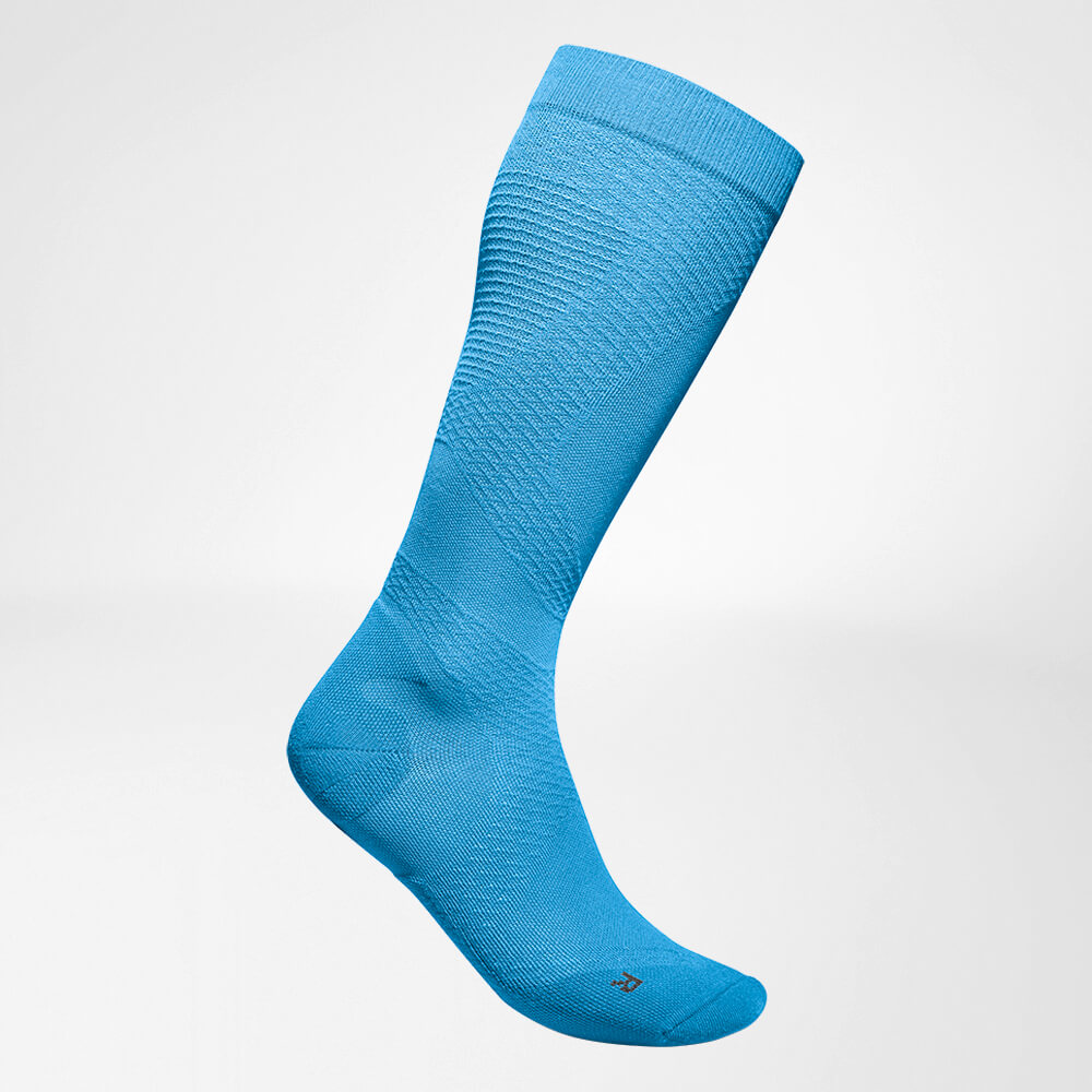 Seitliche Komplettansicht des blauen	 luftig gestrickten Kompressionsstsocksfes zum Laufen 