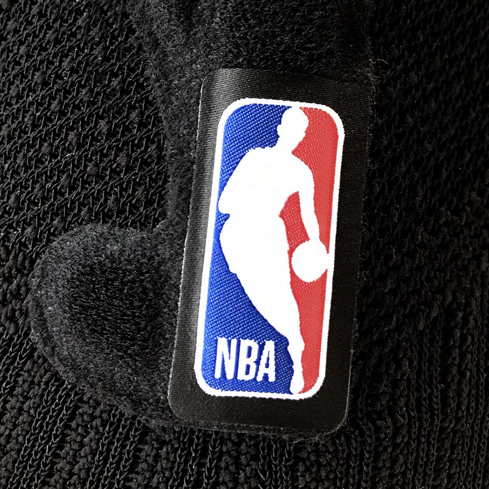 Kniebandage NBA schwarz Detail Logo Nahaufnahme der NBA Logos auf der schwarzen Sports Knee Support NBA