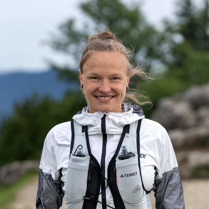 Hahner: Trailrunning als Leidenschaft Portrait von Hahner-Zwilling in der Natur