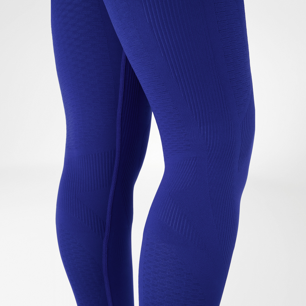 Knie einer Frau, die eine marineblaue Kompressionshose trägt