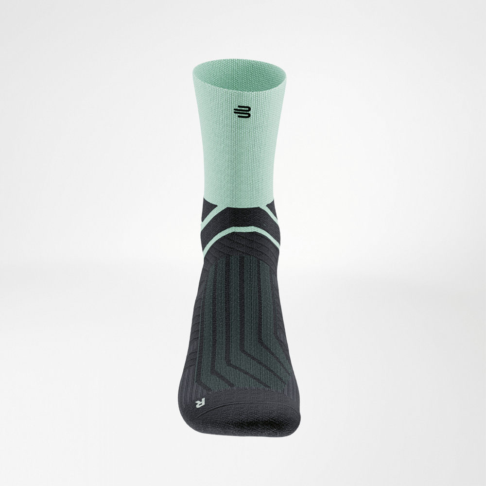 Vorderansicht einer grün-schwarzen Run Performance Midcut Socke mit kontrastreichem Design und sportlich-markantem Look.