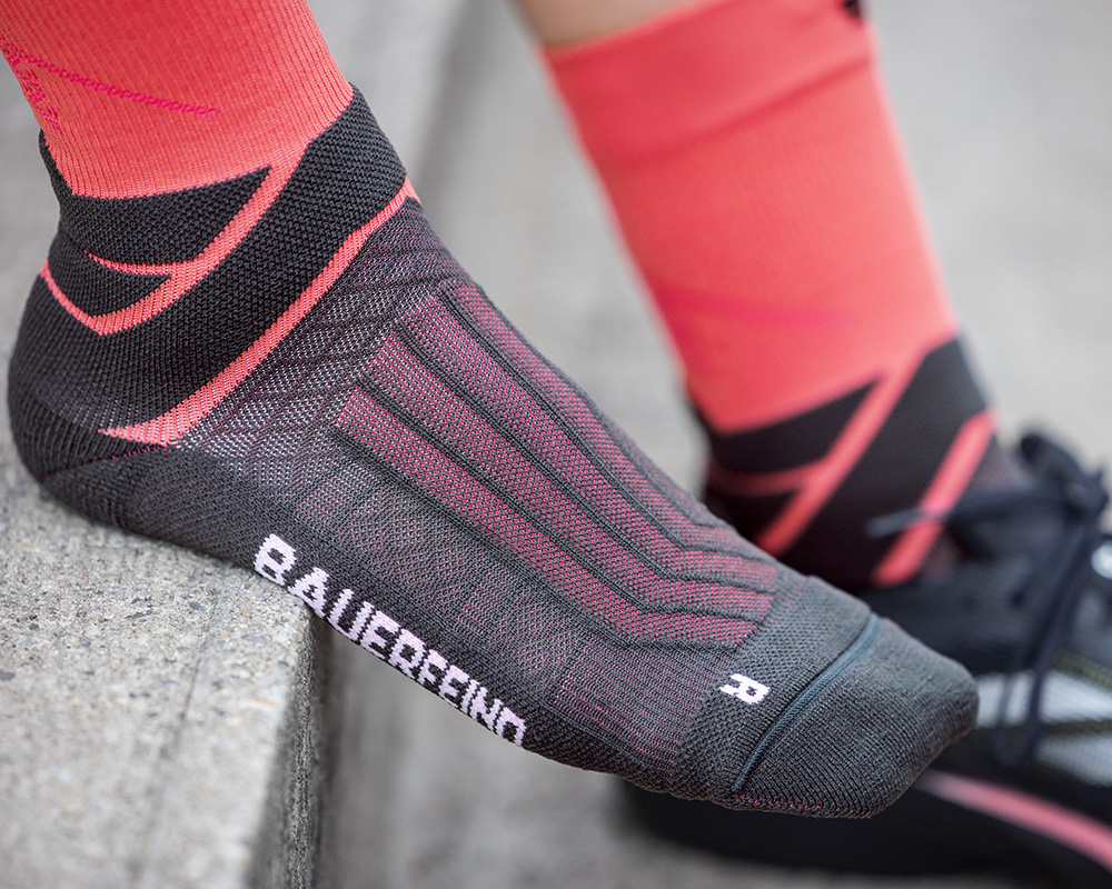 Die Run Performance Compression Socks blue kurz vorm Einsatz Mann mit grau-blauen Laufsocken schnürt seine Laufschuhe