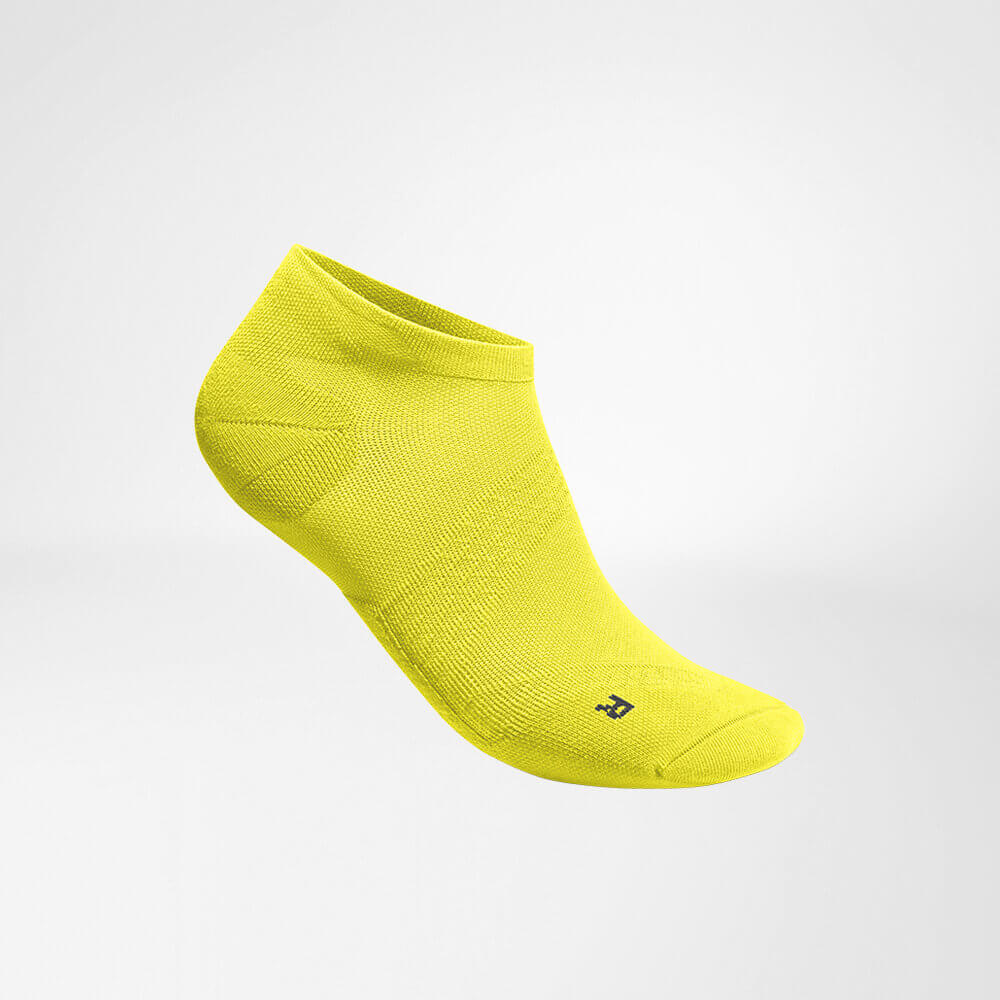 Seitliche Komplettansicht der gelben kurzen leichten Laufsocke