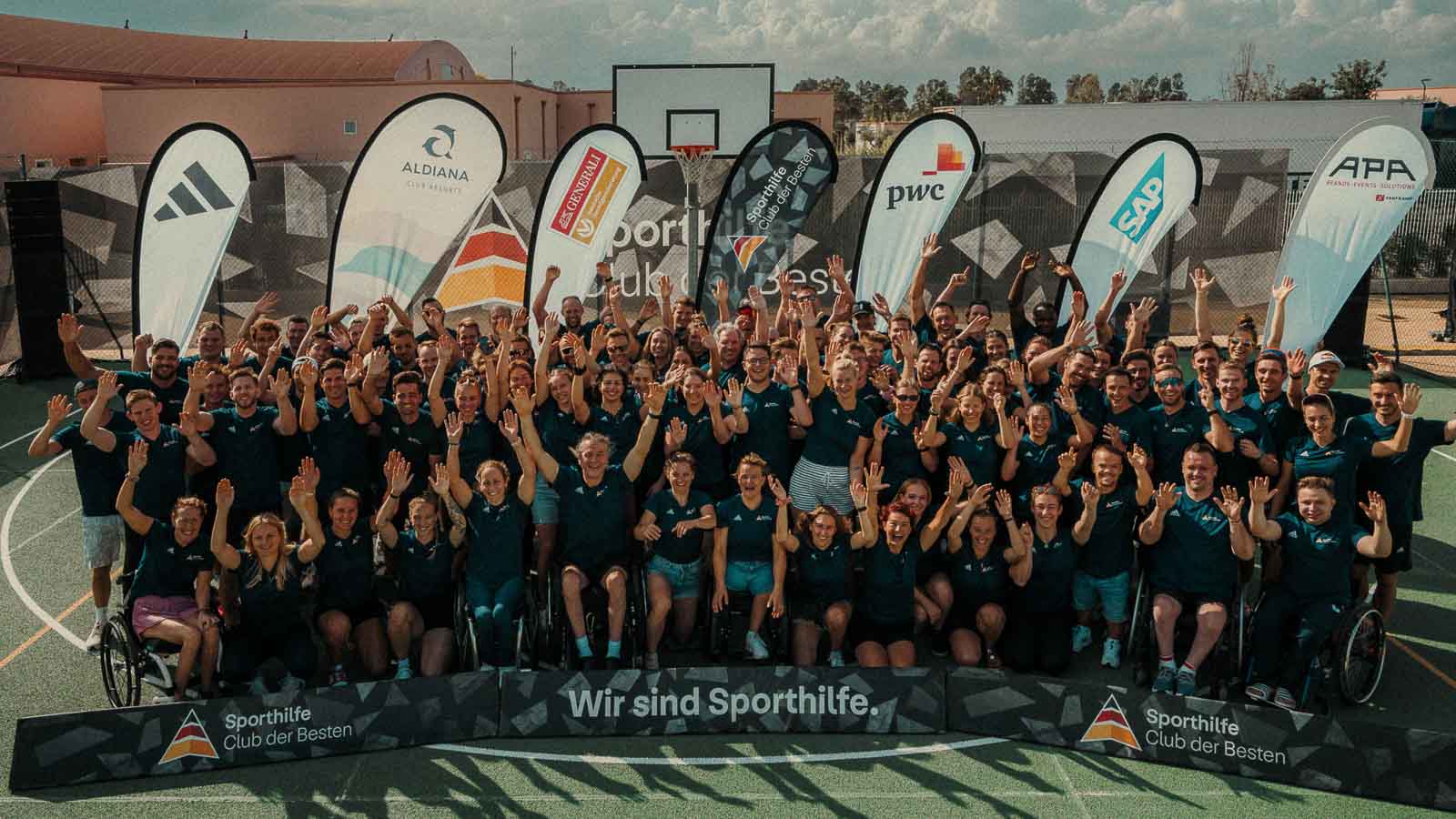 Jubelnde Sportler der Sporthilfe. Juhu! Verschiedene Sportler der Sporthilfe stehen aufgereiht neben und hintereinander.