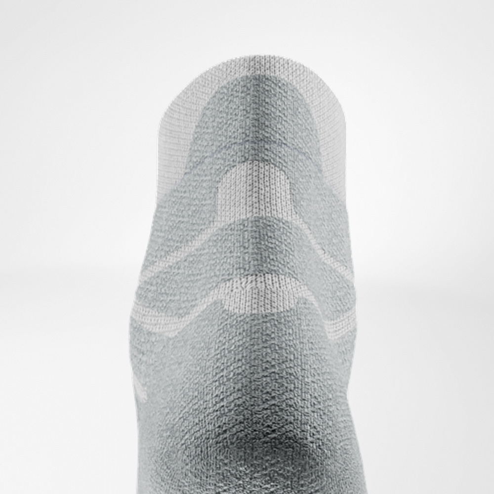 Weiße Sportsocke im Rückblick mit anatomischer Polsterung im Bereich der Achillessehne – optimale Druckverteilung und Dämpfung für intensive Laufeinheiten.
