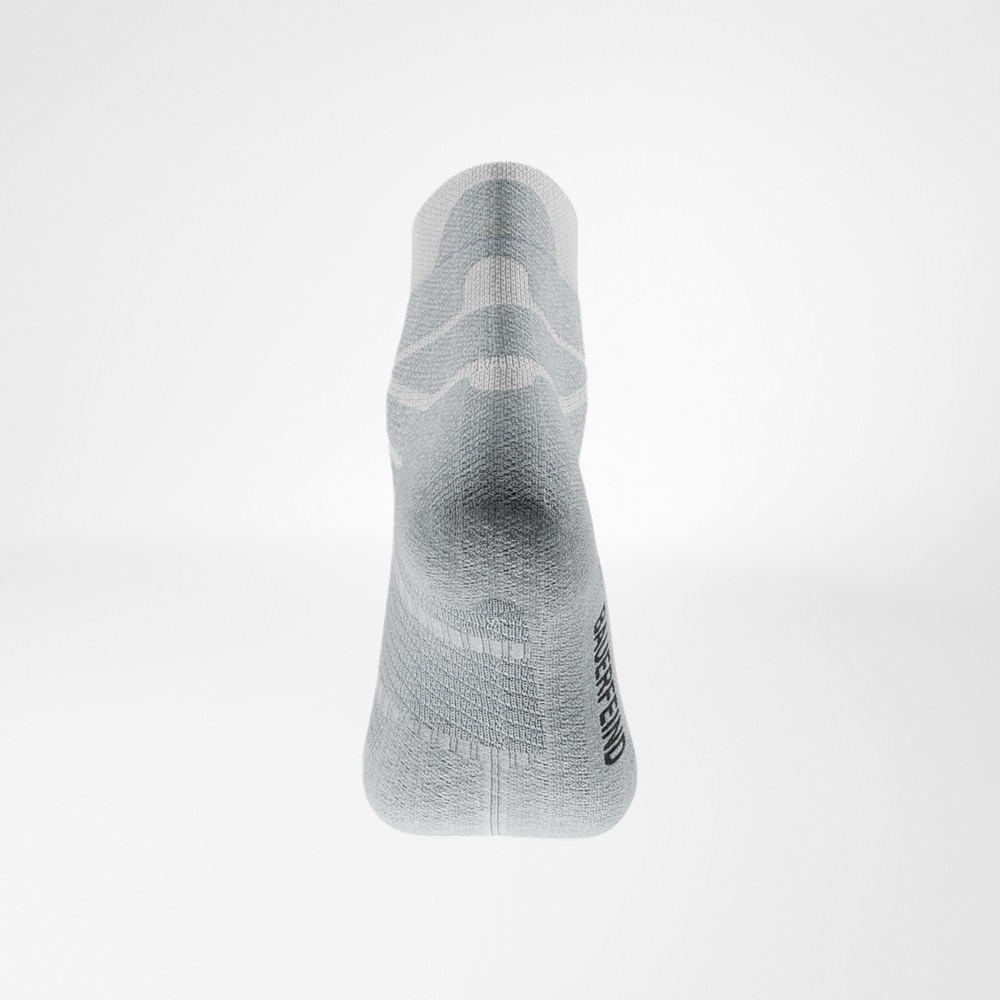 Rückansicht der weißen Run Performance Low Cut Socke von Bauerfeind, Ferse deutlich hervorgehoben, Logo seitlich eingearbeitet.