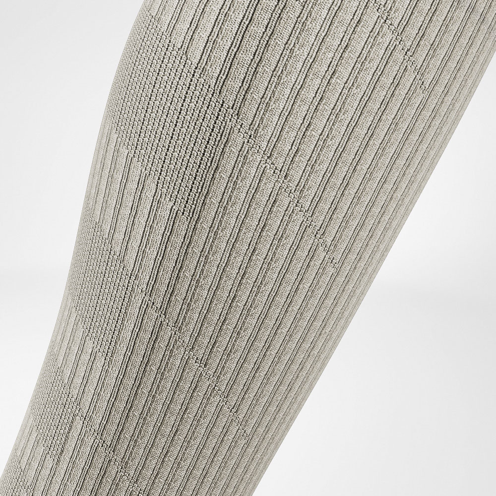 Trailrun-Laufsocken grau-orange Detail Compression Zones Detailansicht des Wadenbereiches der grau-orangen Trailrun - Laufsocken