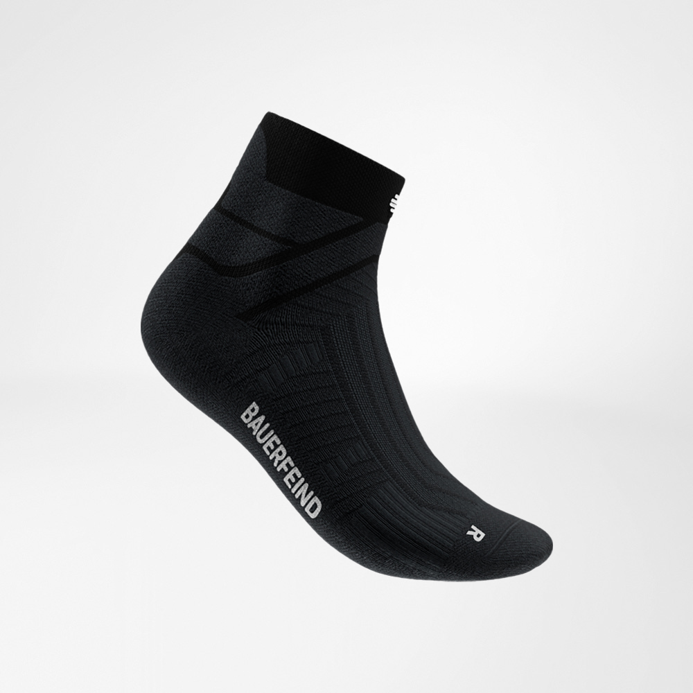 Schwarze Run Performance Low Cut Socke von Bauerfeind in seitlicher Ansicht, die den Spannbereich, das atmungsaktive Strickmuster und den seitlichen Bauerfeind-Schriftzug zeigt.