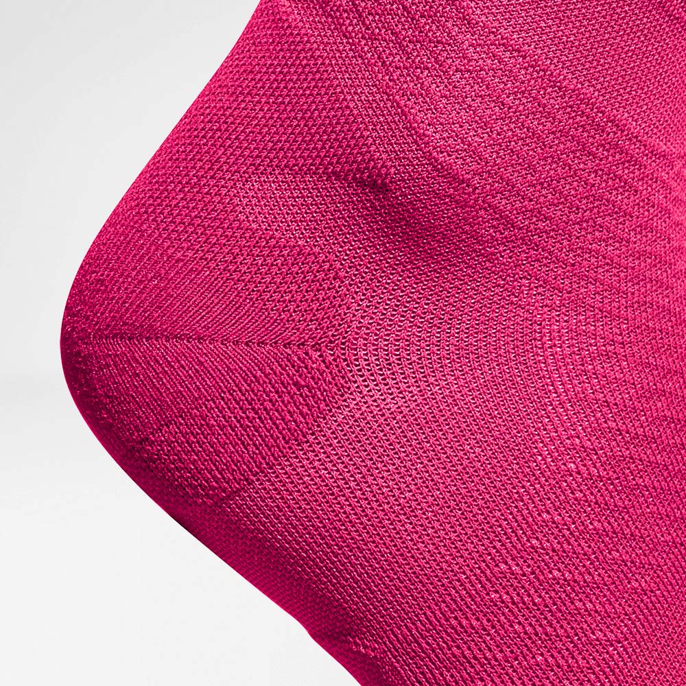 Detailansicht der Fersenschutzzone der mittellangen luftig gestrickten rosafarbenen Laufsocken