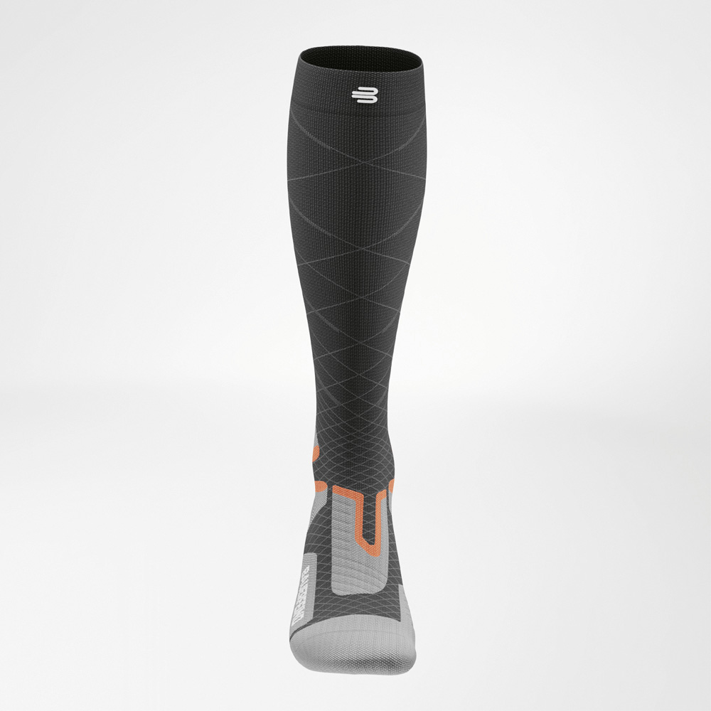 Frontalansicht der Ski Performance Socke von Bauerfeind Sports. Die feinen Linien betonen die progressive Kompression am Schaft, das orangefarbene Muster signalisiert Stabilität und Führung.