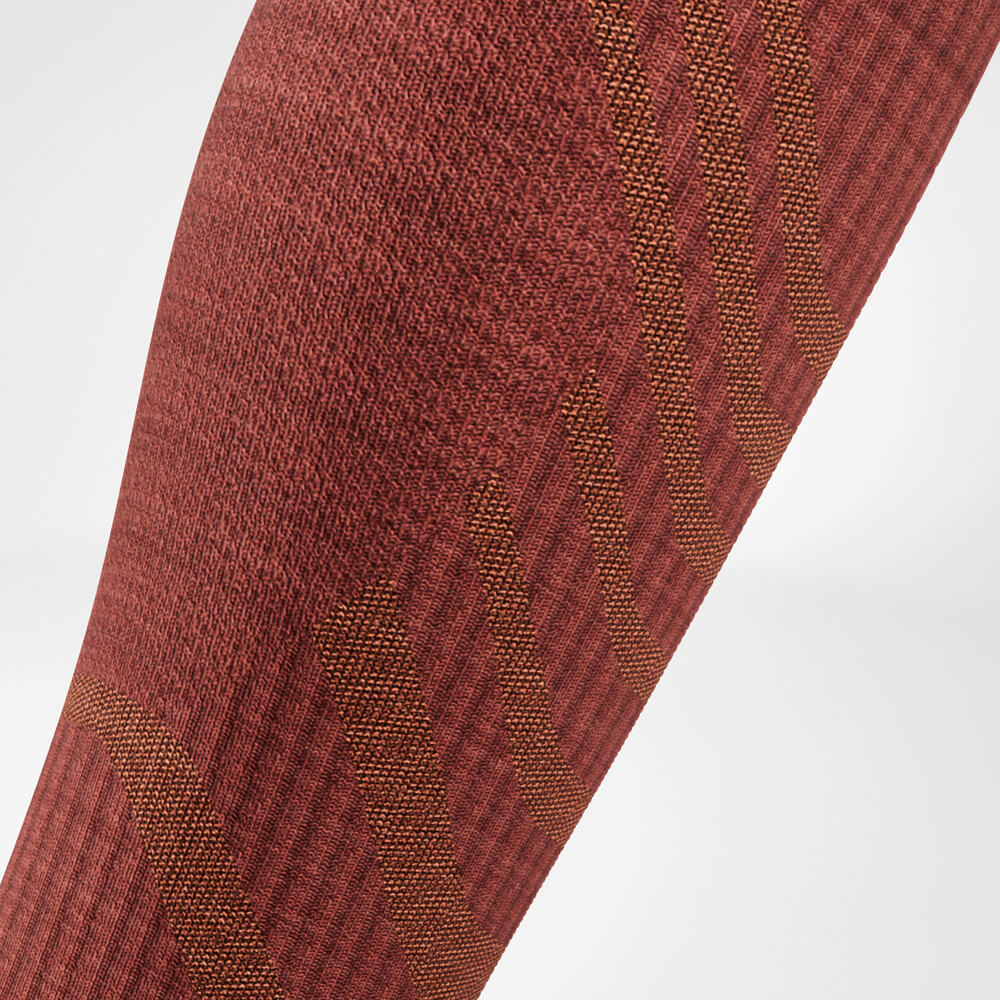 Detailaufnahme des Strickmusters der Wade der Merino Outdoor Socks in Granat.