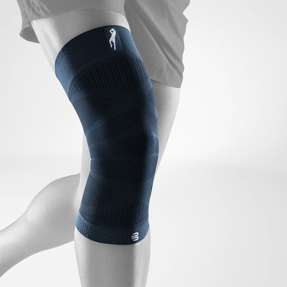 Komplettansicht der Knee Sleeves Dirk Nowitzki Edition am stilisierten grauen Körper