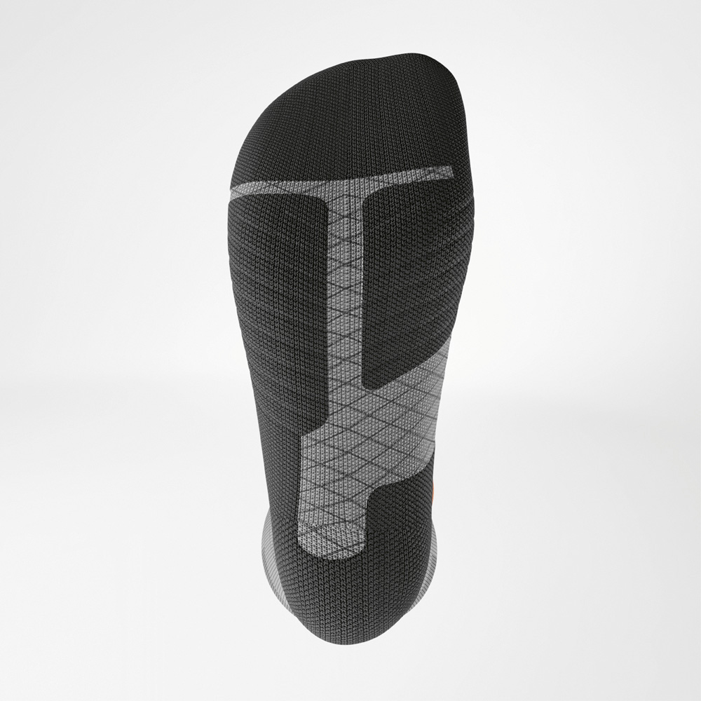 Sohlenansicht mit funktionaler Struktur Detaillierte Sohlenansicht der grauen Damen-Skiperformance-Socke mit rutschhemmender Struktur und optimierter Druckverteilung.