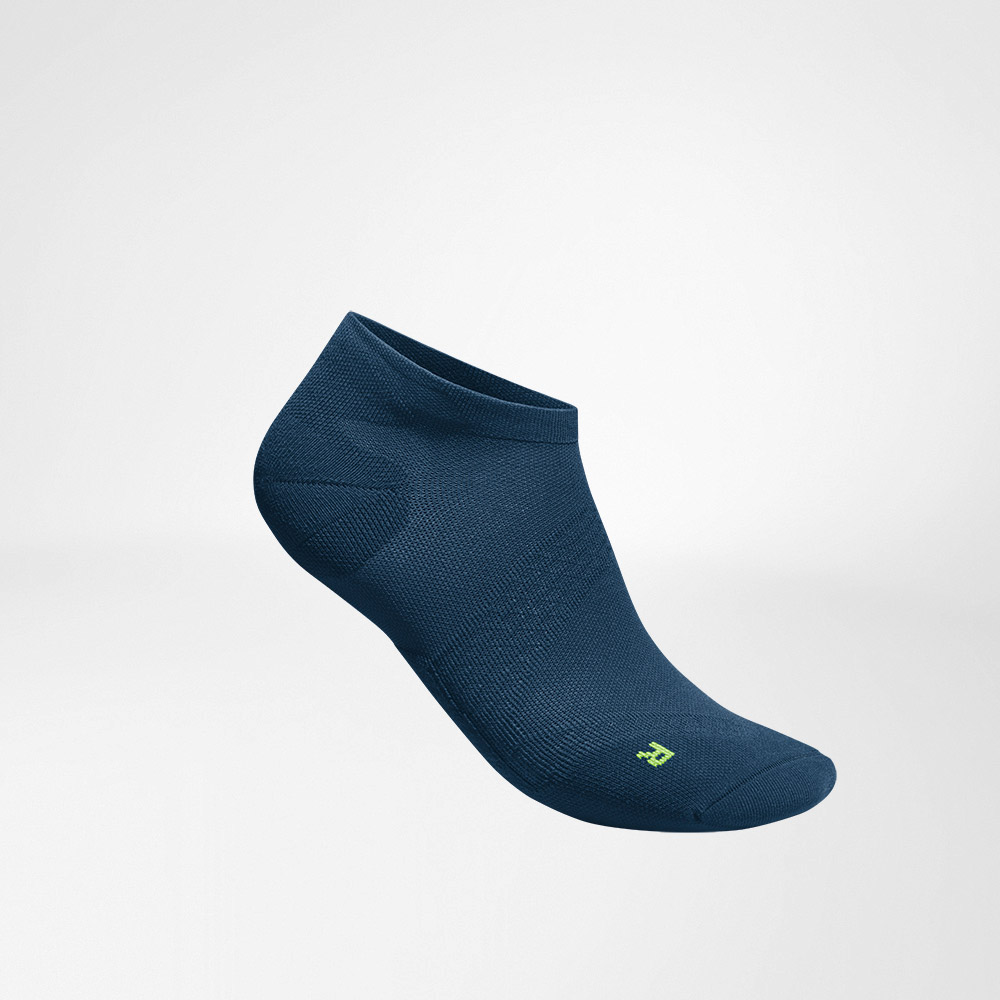 Seitliche Komplettansicht der blauen kurzen leichten Laufsocke