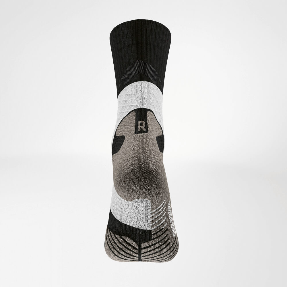 Rückansicht der schwarz-weissen mittellangen Trailrun - Laufsocken