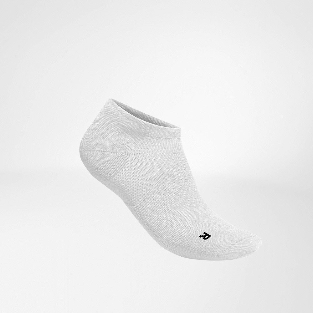 Kurze Sportsocken ultraleicht weiß Seitenansicht Seitliche Komplettansicht der weißen kurzen leichten Laufsocke