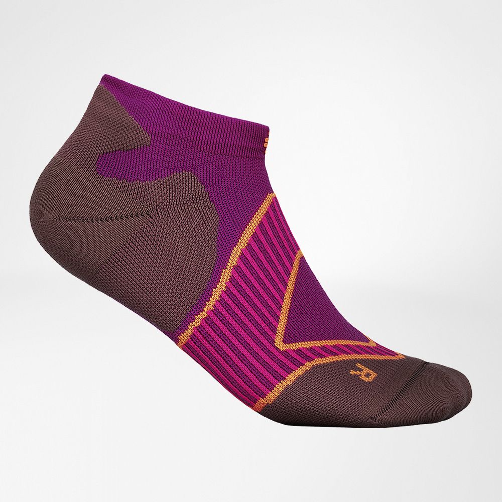 Seitliche Komplettansicht der pinken kurzen Laufsocken