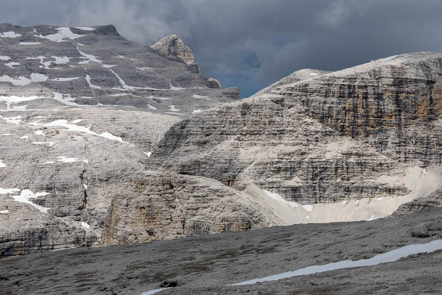 Felslandschaft in den Dolomiten Eine Felslandschaft in den Dolomiten mit vereinzelten Schneeflecken und einem bewölkten Himmel.