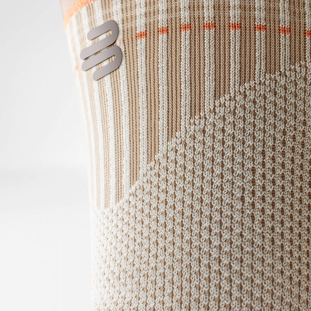 Detail des atmungsaktiven Materials der Outdoor Kniebandage Nahaufnahme des atmungsaktiven Materials einer Kniebandage für Wander Sport