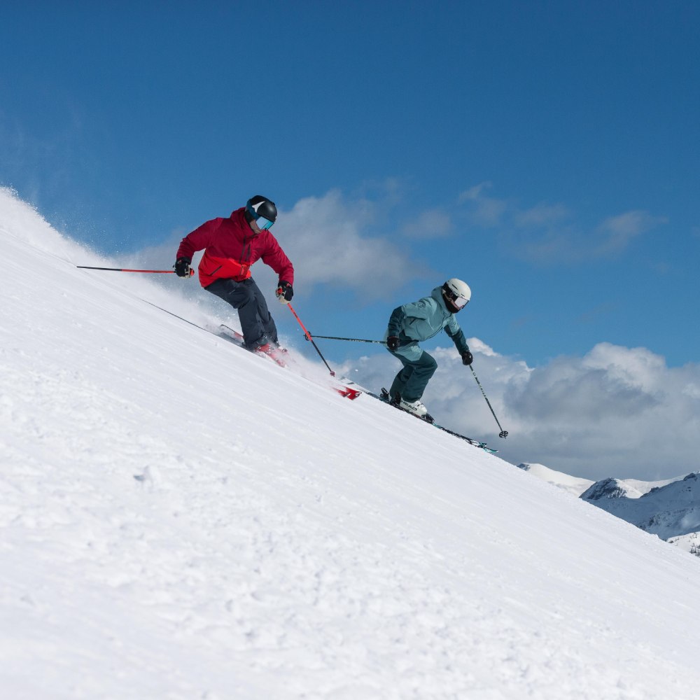 Merino Skisocken beim Alpine Ski Zwei Skifahrer im Pulverschnee  bei Abfahrtsski