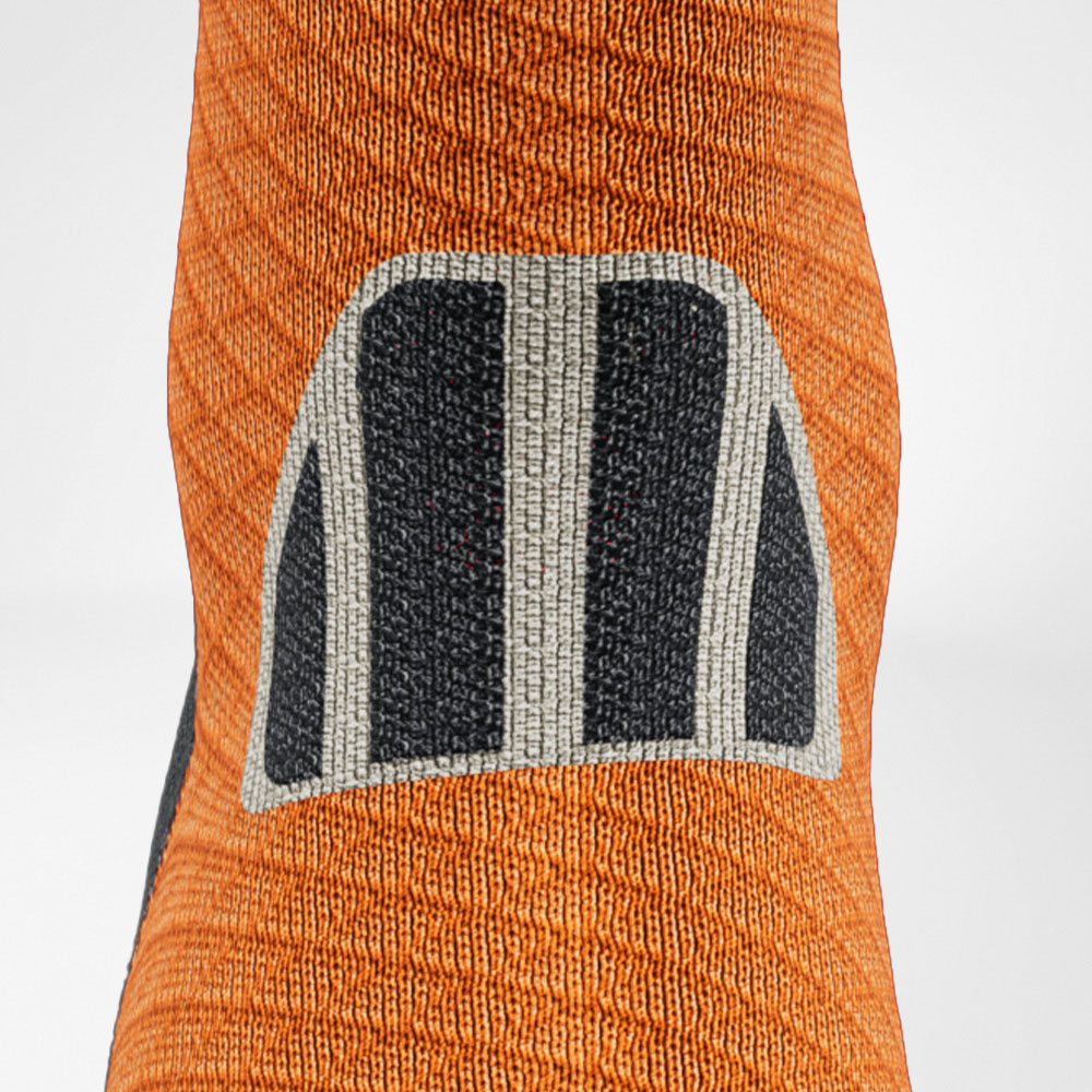 Trailrun-Laufsocken grau-orange Detail Achilles Comfort Detailansicht des Achillessehenbereiches der grau-orangen Trailrun - Laufsocken