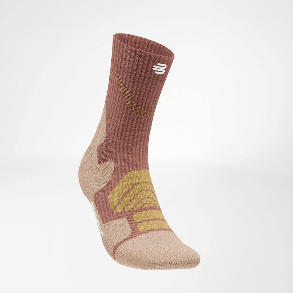 Die Merino Outdoor Socks in einer schrägen Vorderansicht, die das ansprechende Design und die funktionellen Details wie Verstärkungen und das atmungsaktive Material präsentieren. Perfekt für anspruchsvolle Touren im Freien.