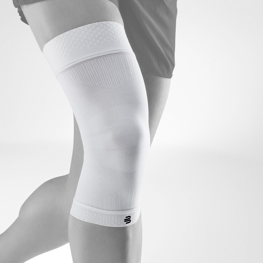 Komplettansicht des weißen Knee Sleeves an einem stilisierten grauen Bein