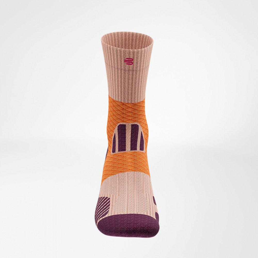 Mittellange Trailrun-Laufsocken lila-orange Vorderansicht Vordere Gesamtansicht der lila-orangen mittellangen Trailrun - Laufsocken