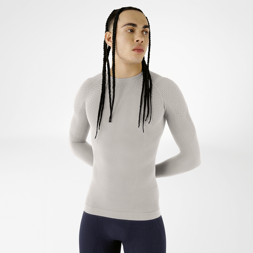Vorderansicht eines Mannes in einem silbergrauen, eng anliegenden Langarmshirt mit strukturiertem Design